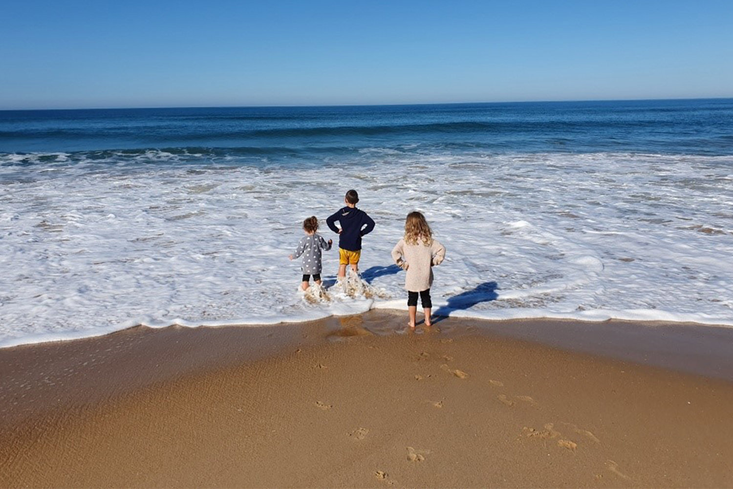 Family at the beach | JONDO